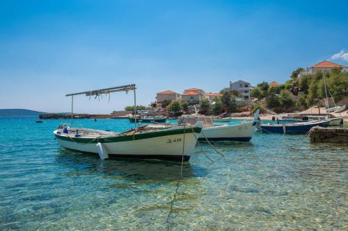 a group of boats sitting in the water at Pansion Marjan in Zavala