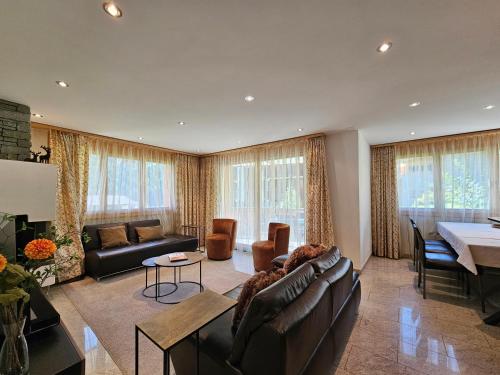 uma sala de estar com um sofá e uma mesa em Aramis Lodge em Saas-Fee