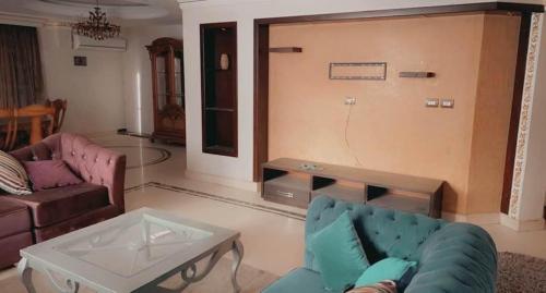 uma sala de estar com um sofá e uma mesa de centro em Maadi appartment no Cairo