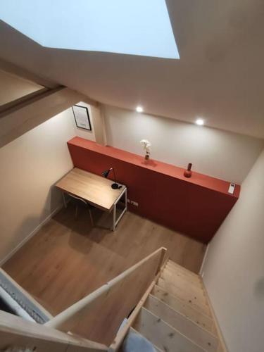 einen Blick über ein Zimmer mit einer Bank und einem Tisch in der Unterkunft 4 pièces centre-ville Bourg-en-Bresse in Bourg-en-Bresse