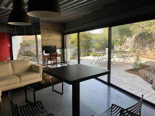 un salon avec une table et un canapé dans l'établissement Loft sur le Mont Saint Clair - Sète, à Sète