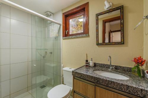 a bathroom with a toilet and a sink and a shower at Chalé Alto da Bela Vista por Carpediem in Guaramiranga