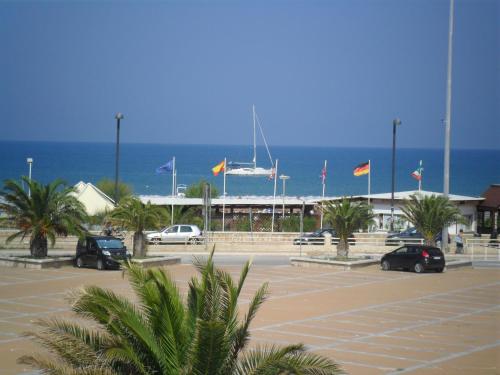 ヴィエステにあるAppartamenti Bramanteの海の目の前の旗のある駐車場