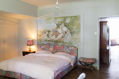 a bedroom with a painting hanging above a bed at Edville Home in Ghent