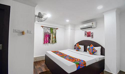 A bed or beds in a room at Stay Kiya Royal Oak