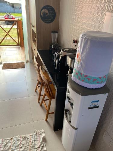 a kitchen with a counter with a coffee maker at Apartamento na Praia do Saco - Condomínio Villa das Águas in Estância