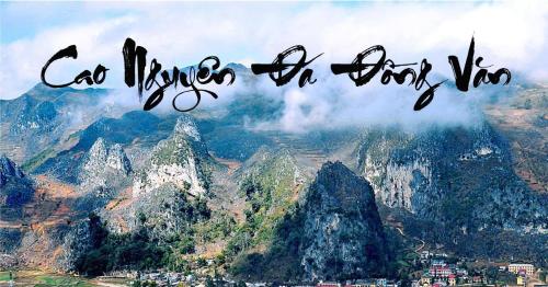 uma imagem de uma montanha com as palavras comer mais alto no meu mundo em Tour Dong Van stone plateau em Bản Tùy