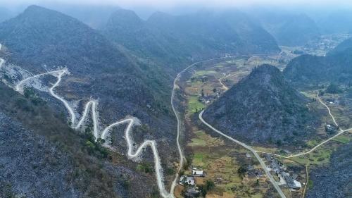 una vista aérea de una montaña con una carretera en Tour Dong Van stone plateau en Bản Tùy