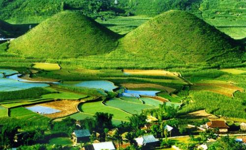 uma vista aérea de um vale com colinas e reservatórios em Tour Dong Van stone plateau em Bản Tùy