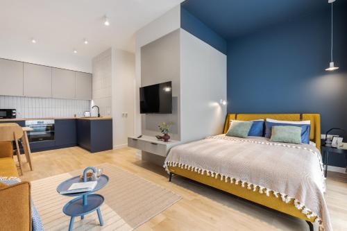 sypialnia z łóżkiem i niebieską ścianą w obiekcie Best view apartments w Lwowie