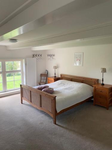 um quarto com uma cama grande e uma janela grande em Bed & Breakfast Ytsma State em Follega