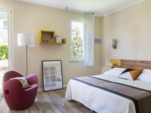 バルドリーノにあるHotel Ca' Muraのベッドと椅子付きのホテルルーム