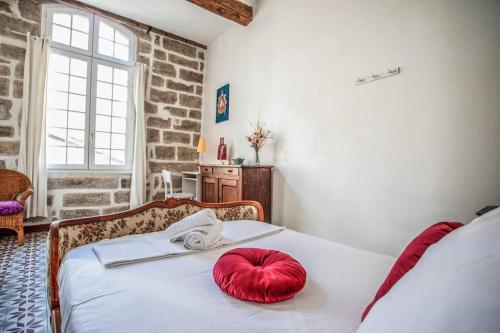 - un oreiller à cœur rouge sur un lit dans l'établissement Appartement 2ème étage plein cœur centre historique de Pézenas, à Pézenas