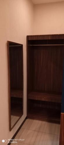 Pokój z 2 drewnianymi szafkami i lustrem w obiekcie Bromo Family Guest House w mieście Kepanjen