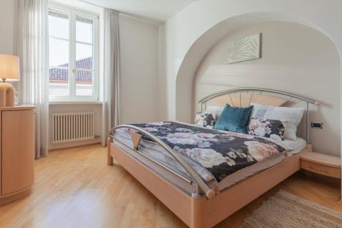 - une chambre avec un grand lit à baldaquin dans l'établissement Apartment Perwanger, à Appiano sulla Strada del Vino