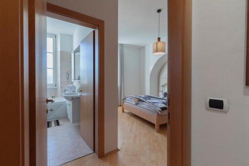 Habitación con 1 dormitorio con 1 cama y baño. en Apartment Perwanger, en Appiano sulla Strada del Vino