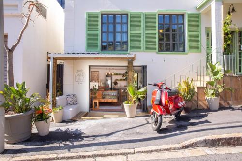 een rode scooter geparkeerd voor een huis bij Casa Del Sonder in Kaapstad