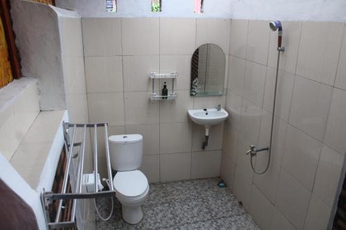 łazienka z toaletą i umywalką w obiekcie NGGELA Beach Bungalows w mieście Basa