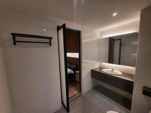 uma casa de banho com um lavatório e um espelho em Melaka Homestay Best in Town 6+3 paxs em Malaca