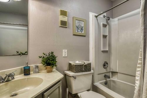 a bathroom with a sink and a toilet and a tub at Cozy Resort-Style Condo Less Than 2 Mi to Ober Gatlinburg! in Gatlinburg