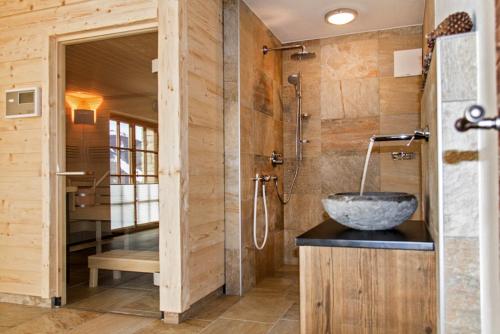 y baño con lavabo y ducha. en Kendlalm en Saalbach Hinterglemm