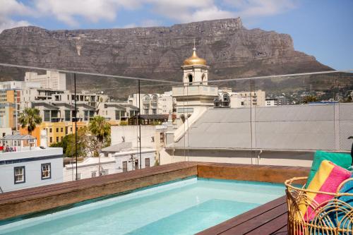a pool on the roof of a building with a mountain in the background at Casa Del Sonder in Cape Town