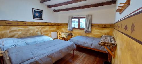 a bedroom with two beds and a window at Tradicion Colca in Yanque