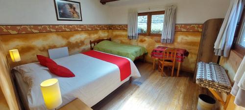 1 dormitorio con 2 camas, mesa y silla en Tradicion Colca, en Yanque