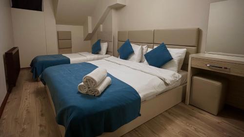 Ein Bett oder Betten in einem Zimmer der Unterkunft Overland Residence