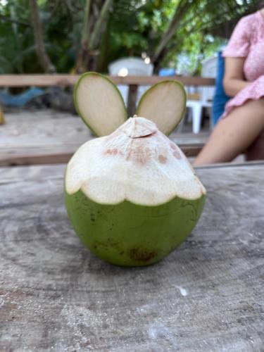 un vegetale verde tagliato con le orecchie su un tavolo di Beach Veli a Ukulhas