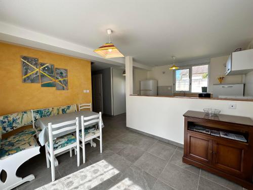 une cuisine et une salle à manger avec une table dans l'établissement So Sweet, à Bligny-lès-Beaune