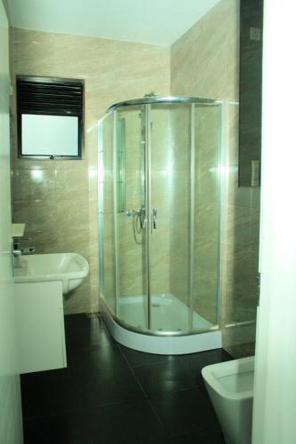Bilik mandi di Wishing Well Apartment