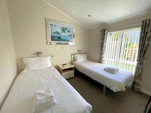 Postel nebo postele na pokoji v ubytování Pass the Keys Beautiful Kippford Hilltop Lodge with Amazing View