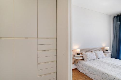 a bedroom with a bed and a closet at Margherita in Ospedaletti