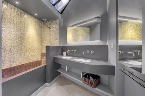 une salle de bain avec deux lavabos et une douche dans l'établissement Bleu du Maine - Elegant T3 avec terrasse, à Toulouse
