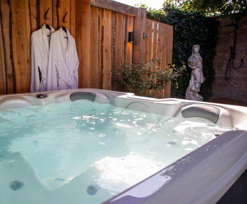 jacuzzi frente a una valla de madera en B&B Joli met privé wellness, en Wemeldinge