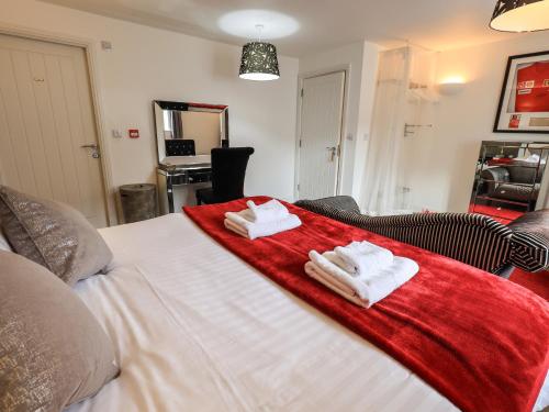 a bedroom with a bed with towels on it at Le Chalet in Elterwater