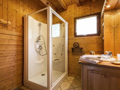 une salle de bain avec douche et lavabo dans l'établissement Chalet 10 pers à La Clusaz - 5 ch - Calme - Cheminée - Animaux admis - Parking - FR-1-437-73, à La Clusaz