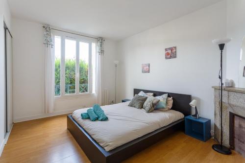 Ce lit se trouve dans un dortoir doté d'une cheminée. dans l'établissement La Maison Kokliko - Maison pour 4, à Saint-Leu-la-Forêt