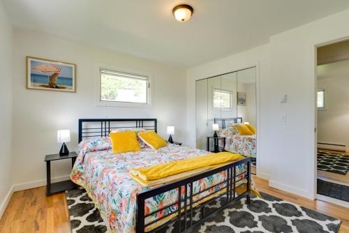 1 dormitorio con cama y espejo en Rustic Retreat in Spokane Valley with Cozy Fireplace, en Spokane Valley
