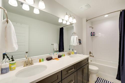 Ένα μπάνιο στο Pet-Friendly Utah Abode - Fireplace, Patio and Grill