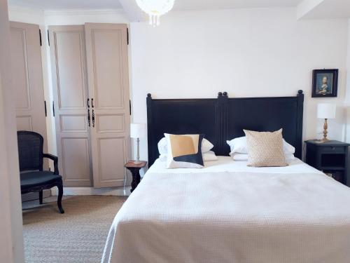 a bedroom with a large bed with white sheets and pillows at Maison Nº 20 in Eymet