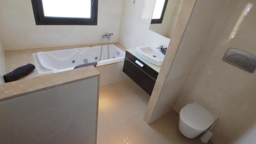 La salle de bains est pourvue d'une baignoire, de toilettes et d'un lavabo. dans l'établissement Costacabana - Villa Macey, à Lloret de Mar