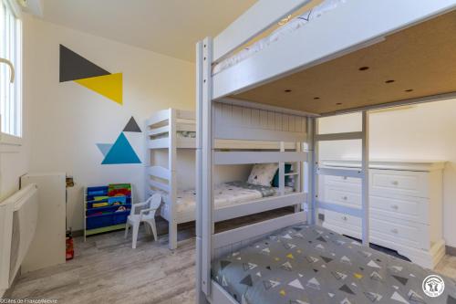 a bedroom with two bunk beds and a desk at Tri-O-Bois in Thianges