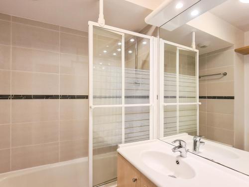 une salle de bain avec un lavabo et une douche dans l'établissement Appartement 2 pièces confortable, balcon, centre station, parking couvert, Flaine Forêt - FR-1-425-161, à Flaine
