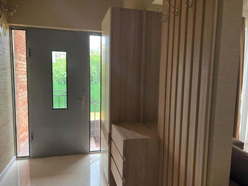 Cette chambre comprend une armoire en bois et une porte. dans l'établissement villa with beautiful views, à Tbilissi
