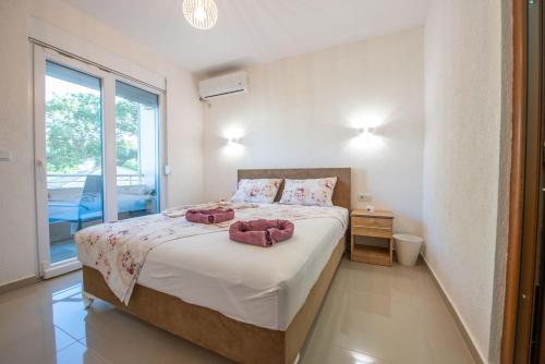 um quarto com uma cama com duas toalhas em M&M Apartments em Utjeha