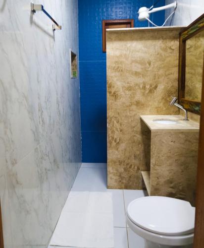 a bathroom with a toilet and a sink at Hotel e Mirante recanto alto da serra in Portalegre