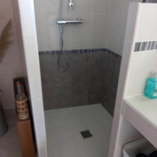 La salle de bains est pourvue d'une douche et de carrelage. dans l'établissement Boufavent, à Salettes