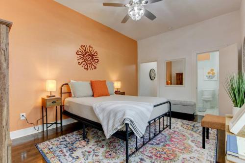 ein Schlafzimmer mit einem Bett in einem Zimmer in der Unterkunft Tangerine Bungalow Downtown Hot Springs in Hot Springs